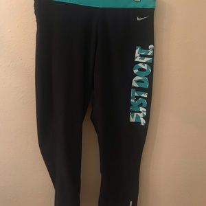 Nike Dri-Fit workout leggings - Capri length - M